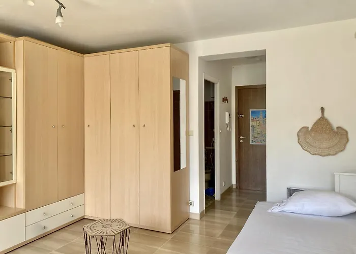 Le De Garavan, Au Calme * Мантон